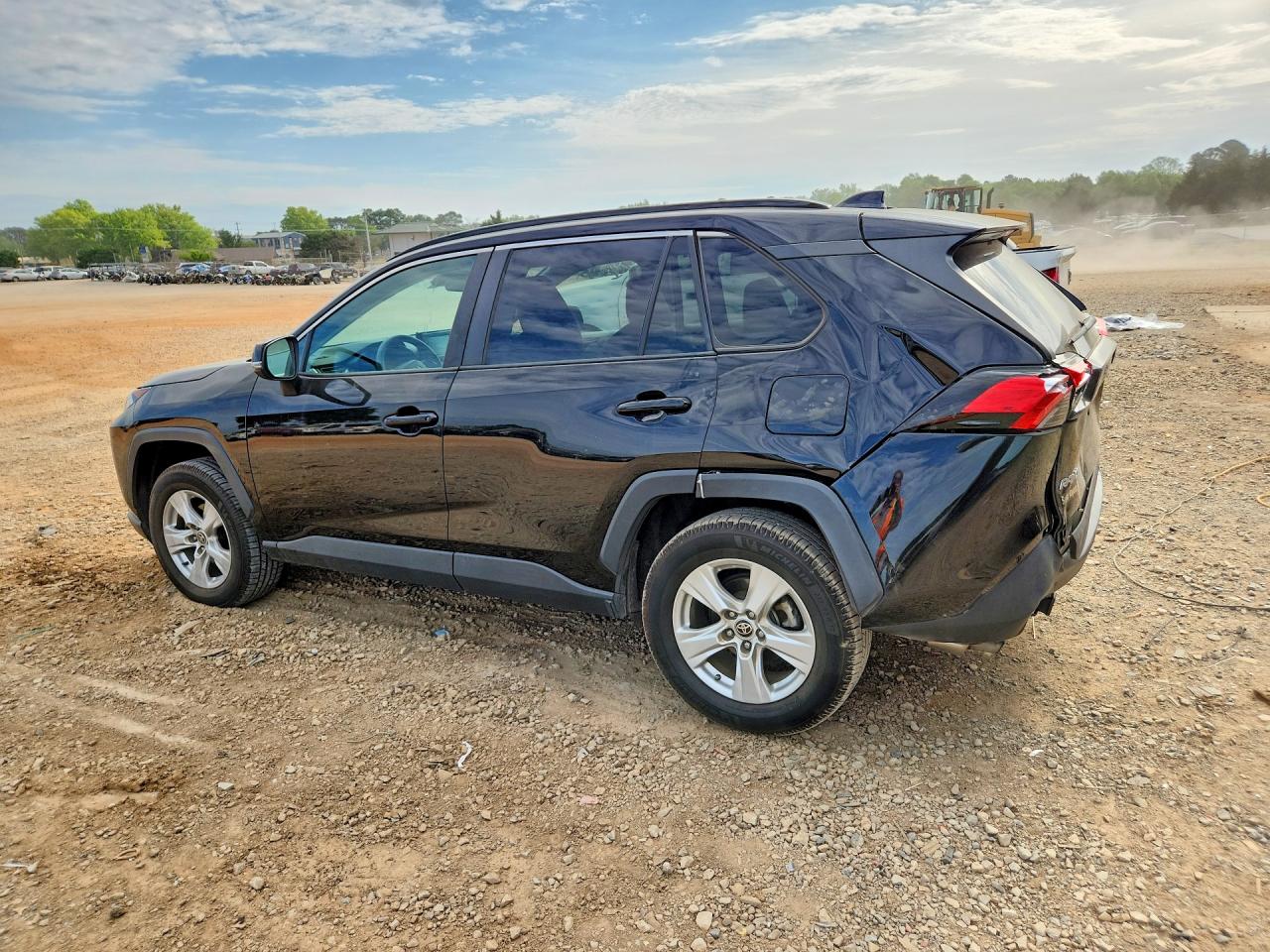 2021 TOYOTA RAV4 XLE photo 3