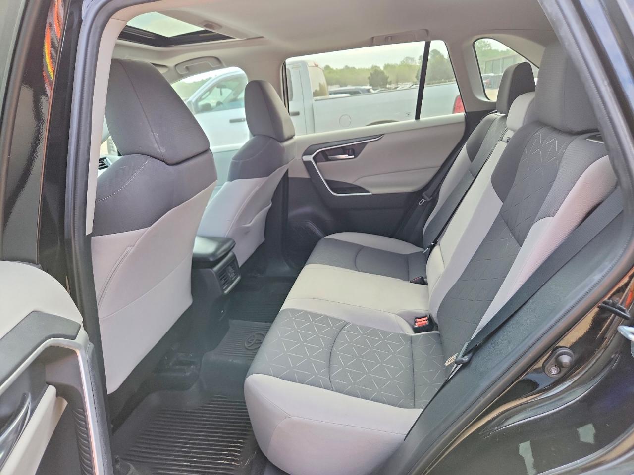 2021 TOYOTA RAV4 XLE photo 21