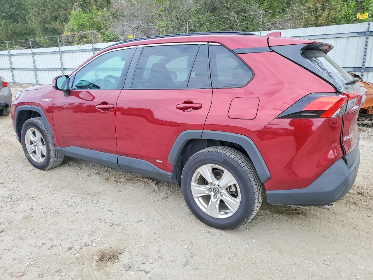 2021 TOYOTA RAV4 XLE photo 3