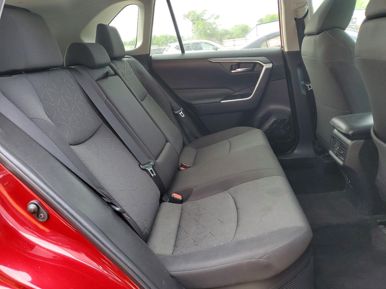 2021 TOYOTA RAV4 XLE photo 21
