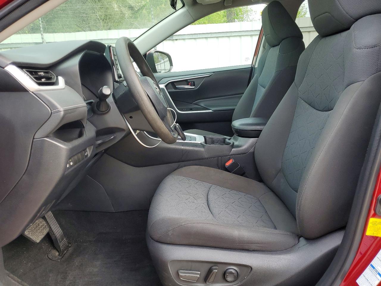 2021 TOYOTA RAV4 XLE photo 13