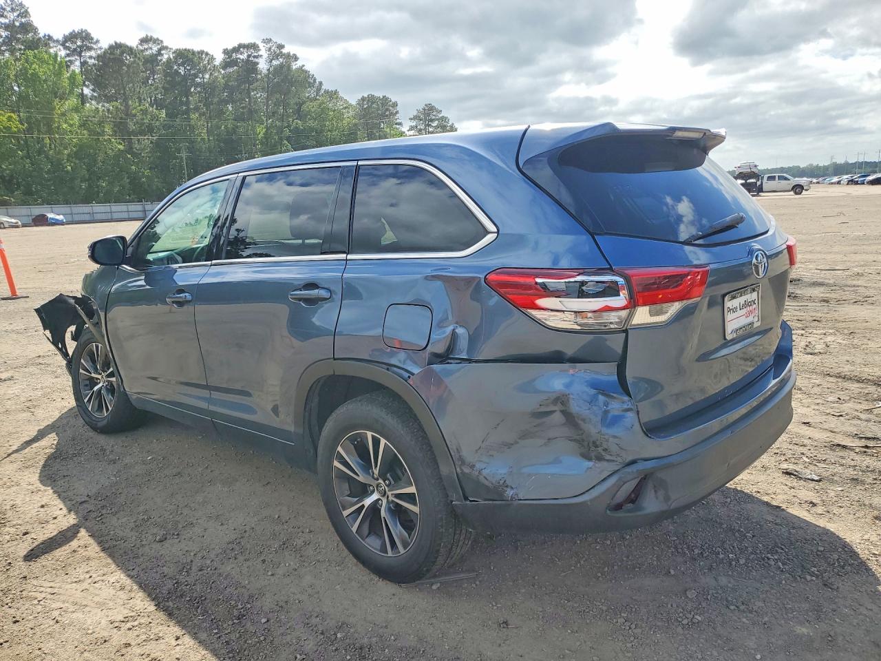 2018 TOYOTA HIGHLANDER LE photo 4