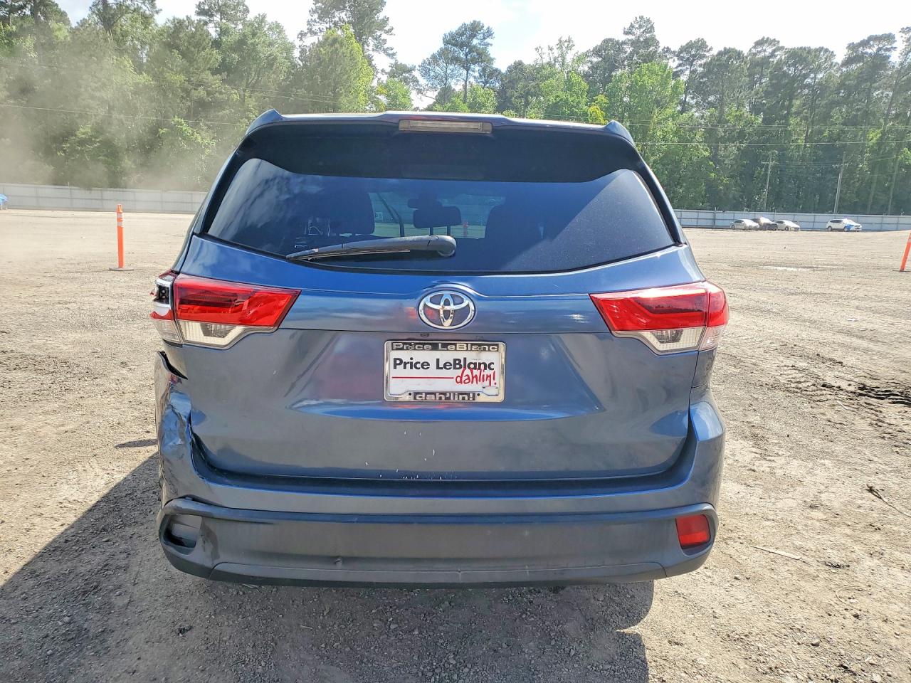 2018 TOYOTA HIGHLANDER LE photo 16
