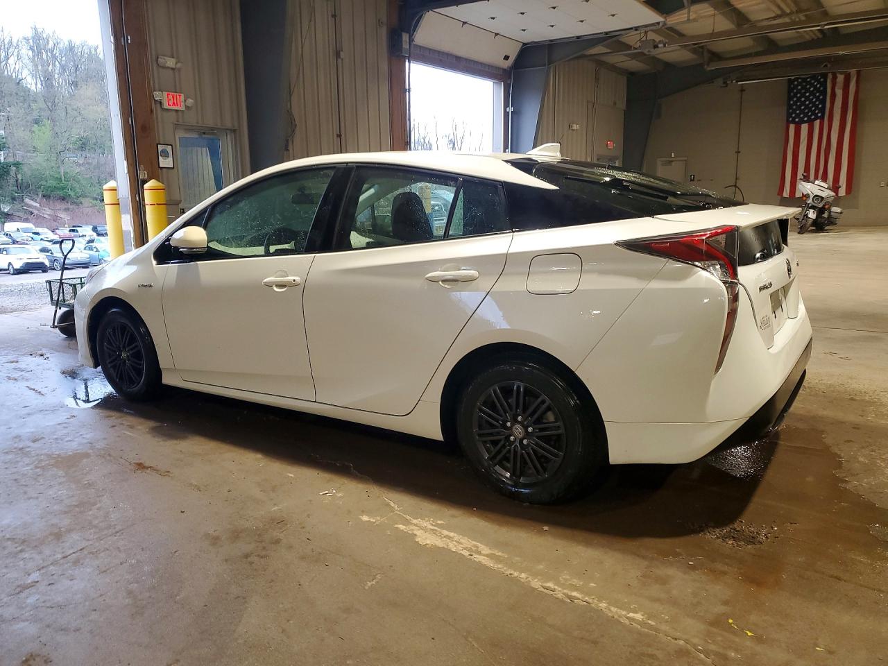 2016 TOYOTA PRIUS TWO photo 3