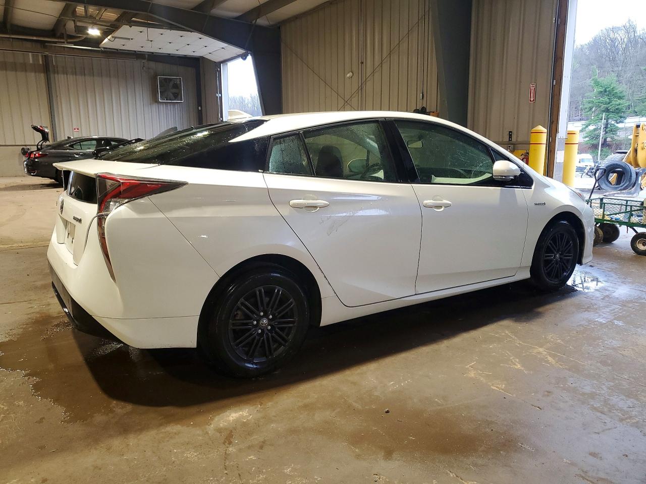 2016 TOYOTA PRIUS TWO photo 5