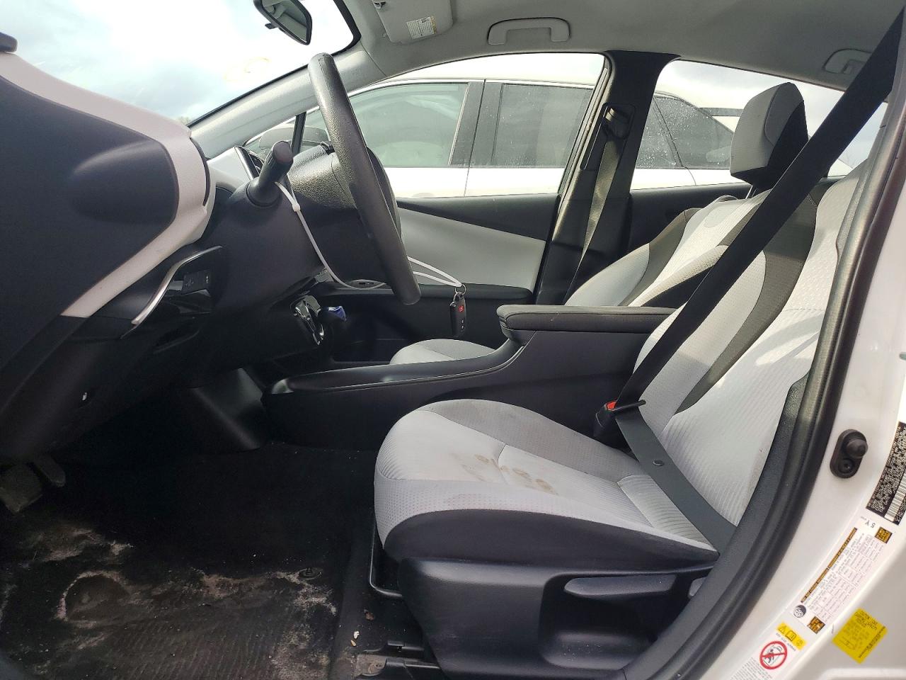 2016 TOYOTA PRIUS TWO photo 13
