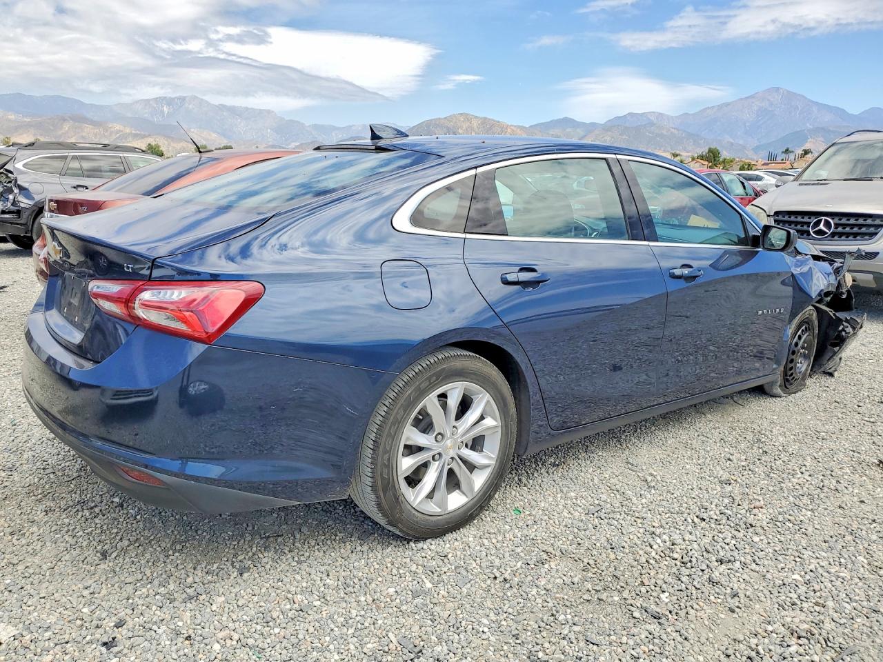 2022 CHEVROLET MALIBU LT photo 3