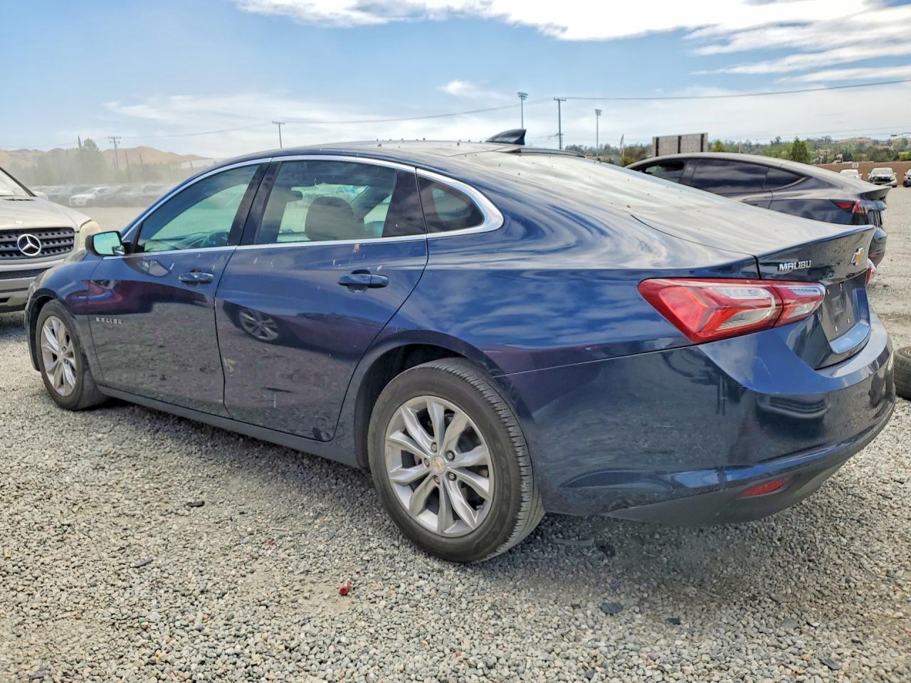 2022 CHEVROLET MALIBU LT photo 2