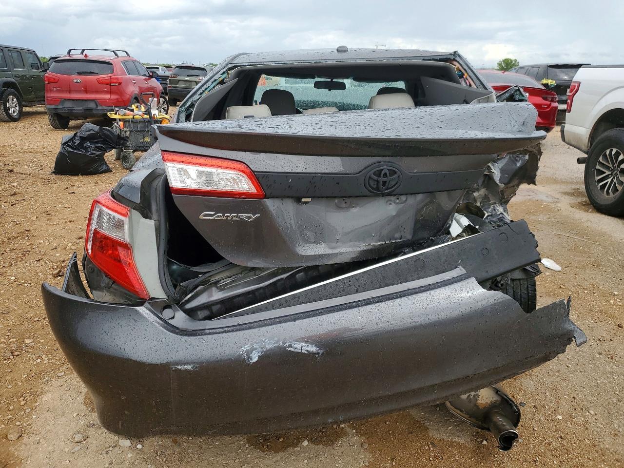 2012 TOYOTA CAMRY XLE photo 11