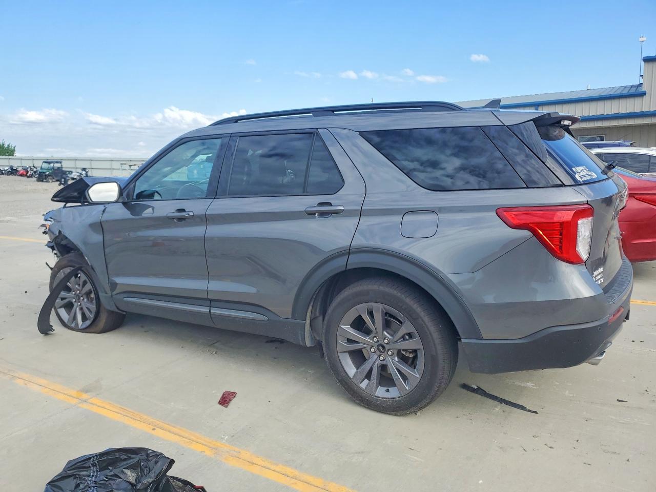2023 FORD EXPLORER XLT photo 3