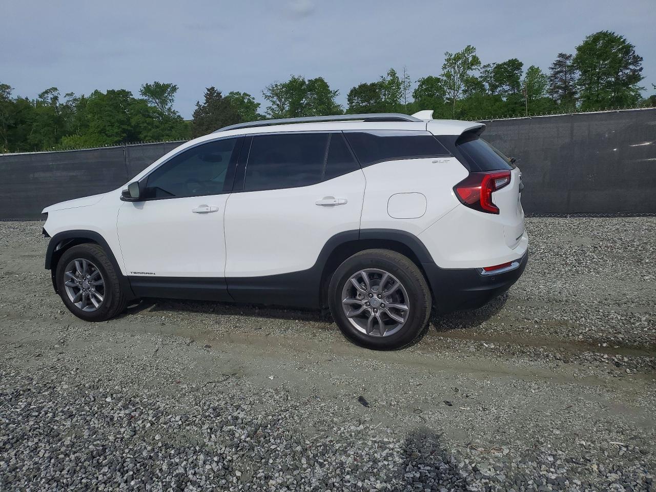 2024 GMC TERRAIN SLT photo 3