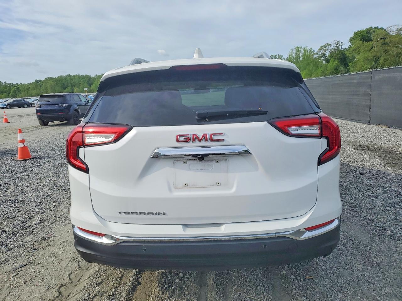 2024 GMC TERRAIN SLT photo 11