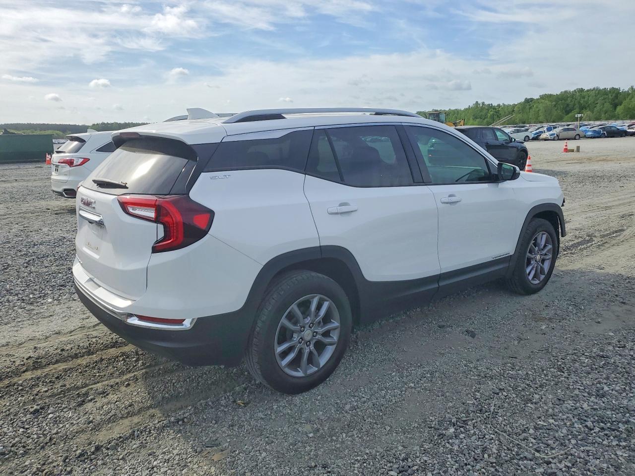2024 GMC TERRAIN SLT photo 5