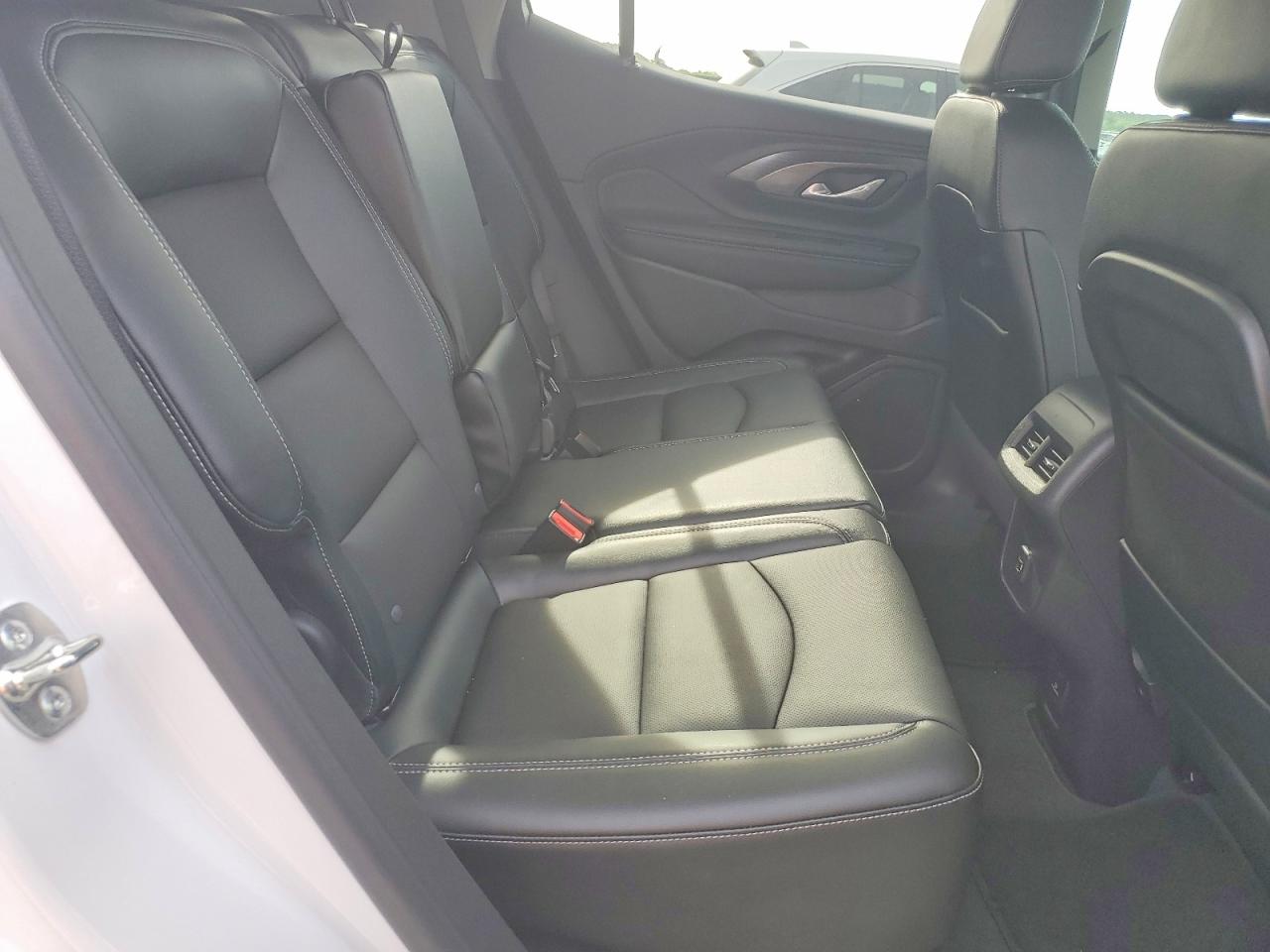 2024 GMC TERRAIN SLT photo 19