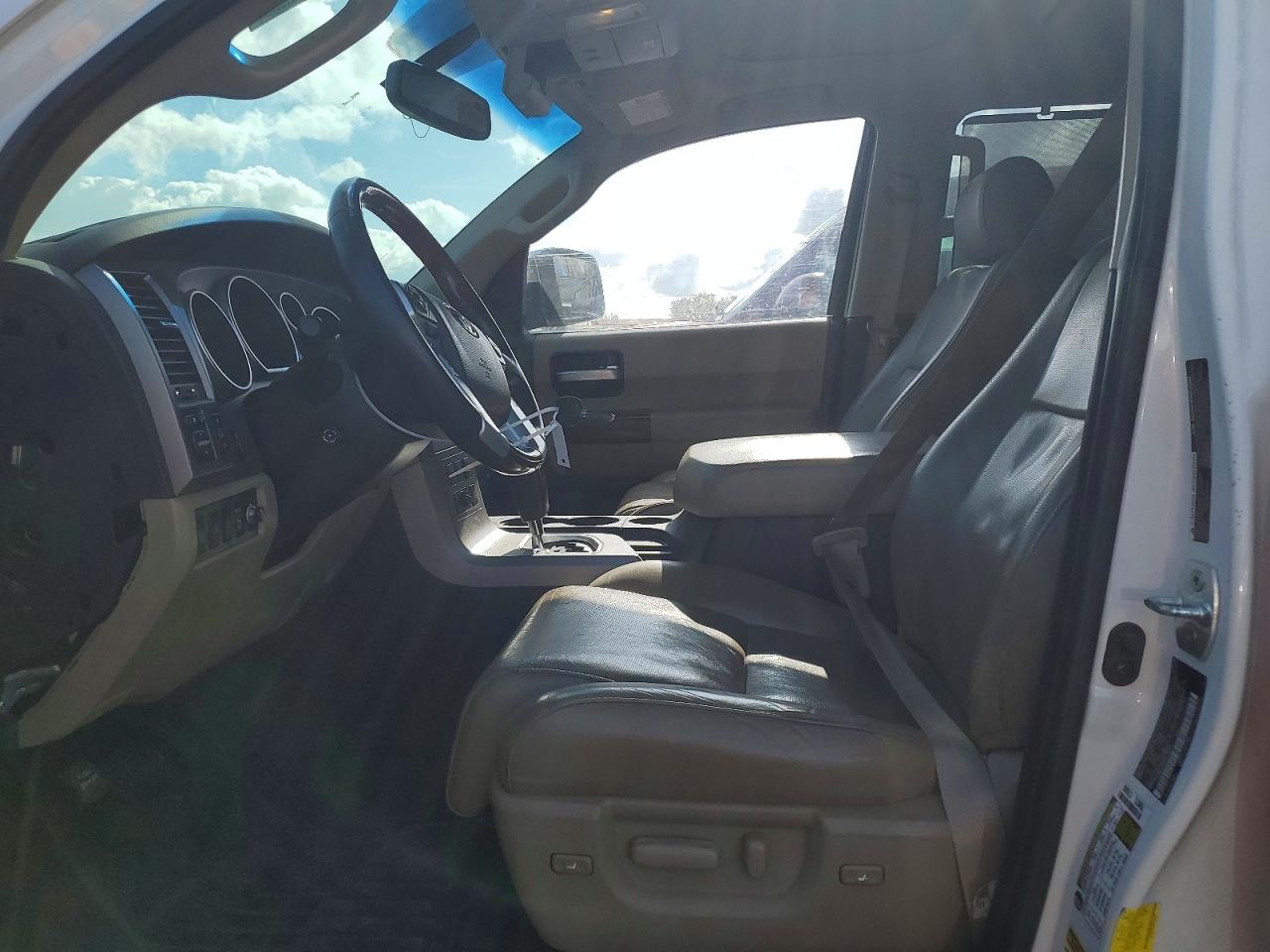 2016 TOYOTA SEQUOIA PLATINUM photo 18