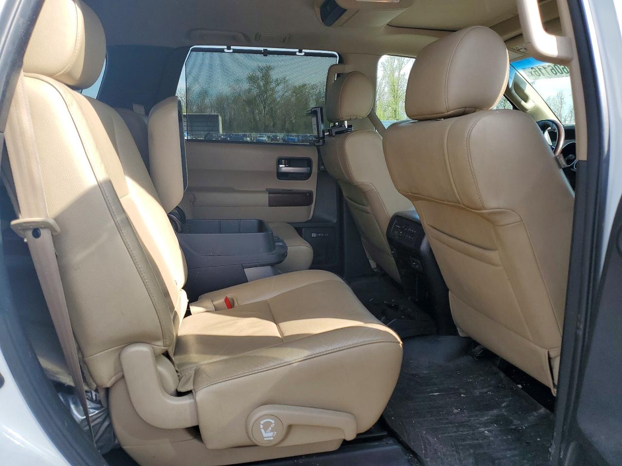 2016 TOYOTA SEQUOIA PLATINUM photo 30