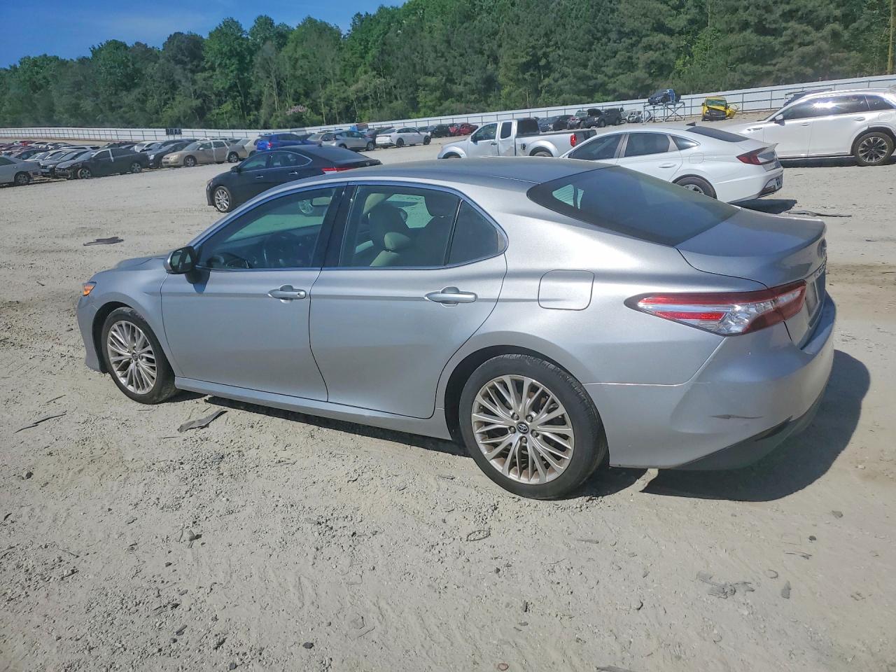 2018 TOYOTA CAMRY XLE photo 2