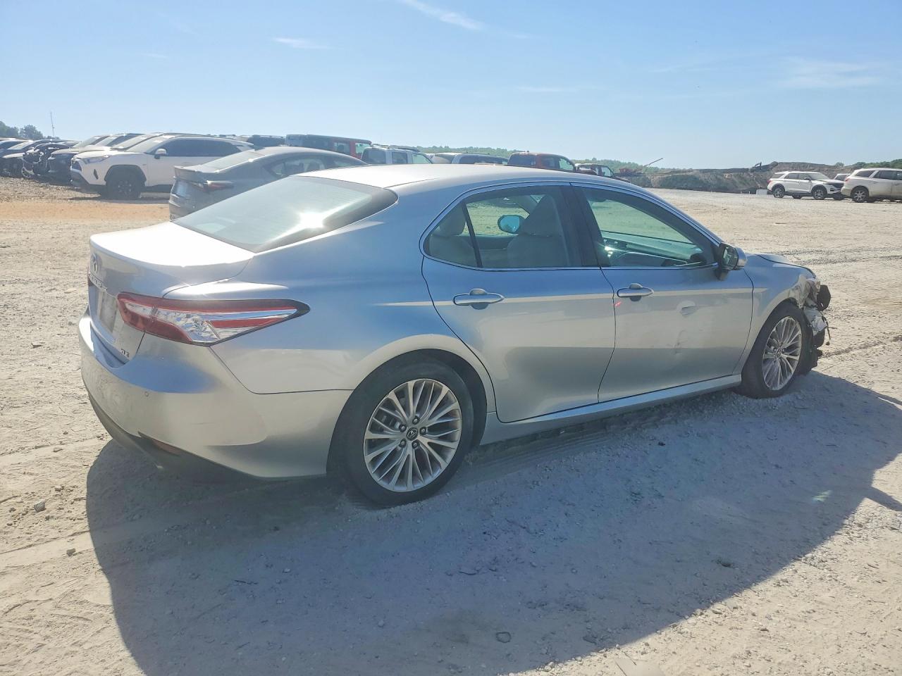 2018 TOYOTA CAMRY XLE photo 3