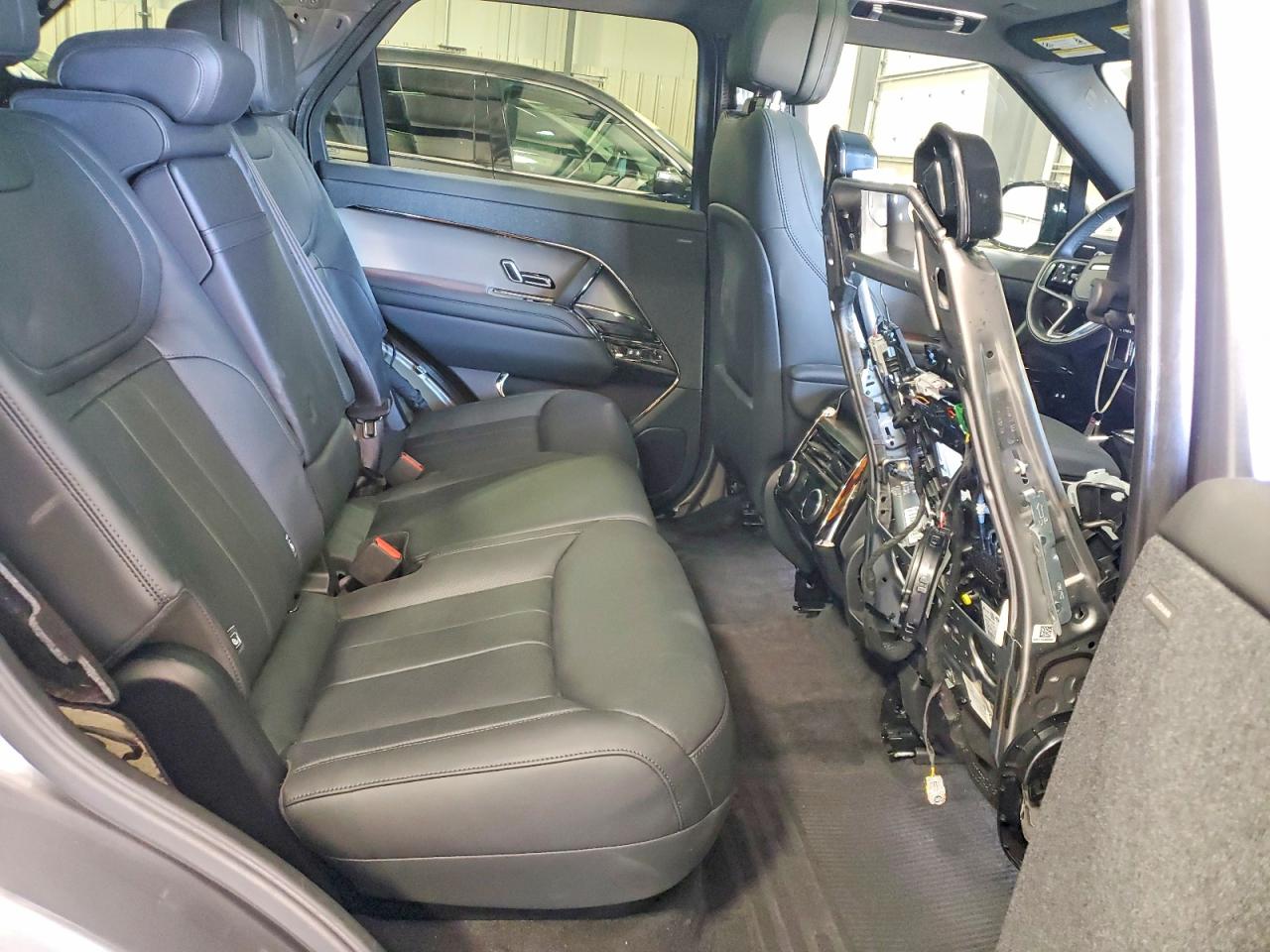 2025 LAND ROVER RANGE ROVER SPORT SE photo 31