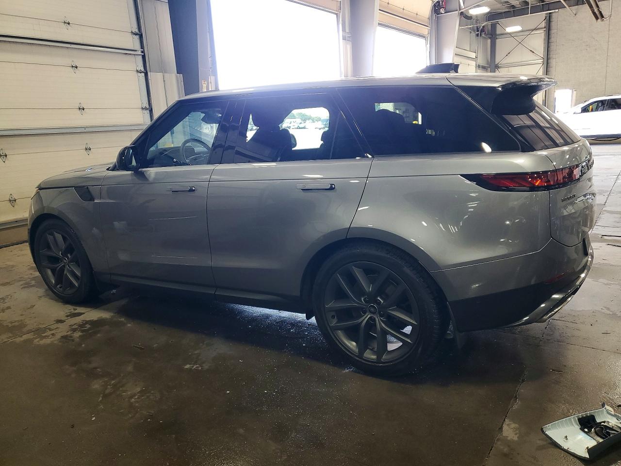 2025 LAND ROVER RANGE ROVER SPORT SE photo 4