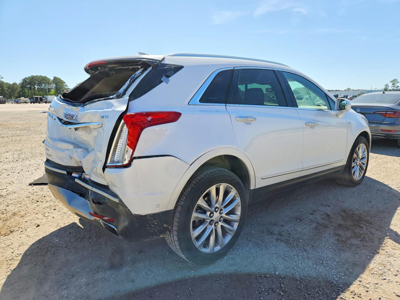 2017 CADILLAC XT5 PLATINUM photo 5