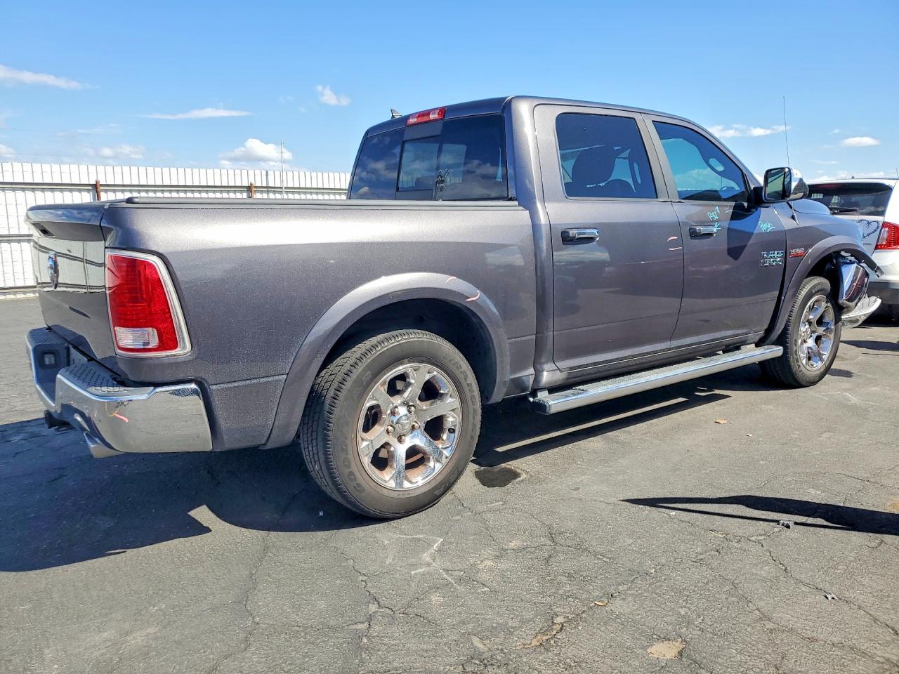 2016 RAM 1500 LARAMIE photo 5