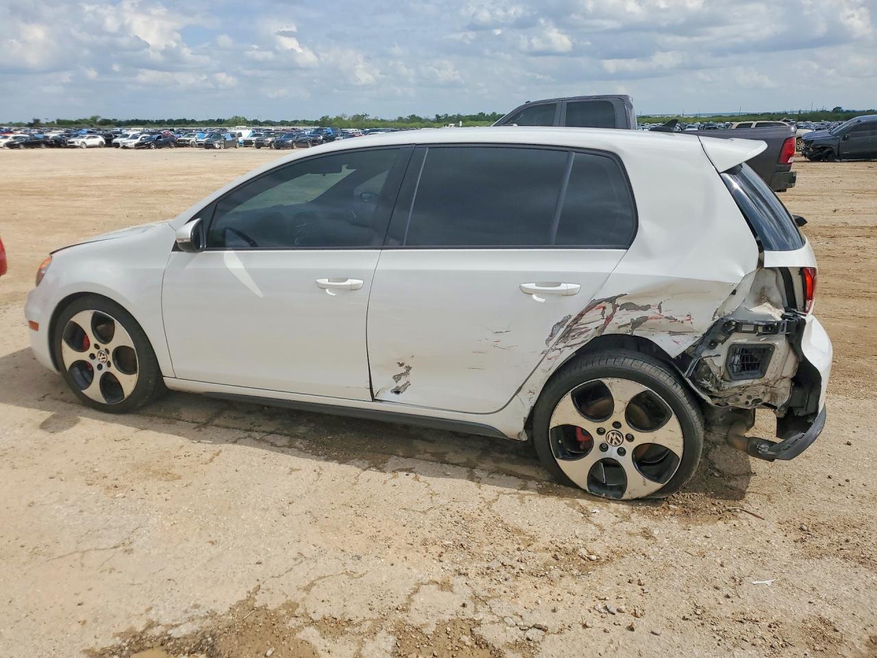 2013 VOLKSWAGEN GTI photo 3