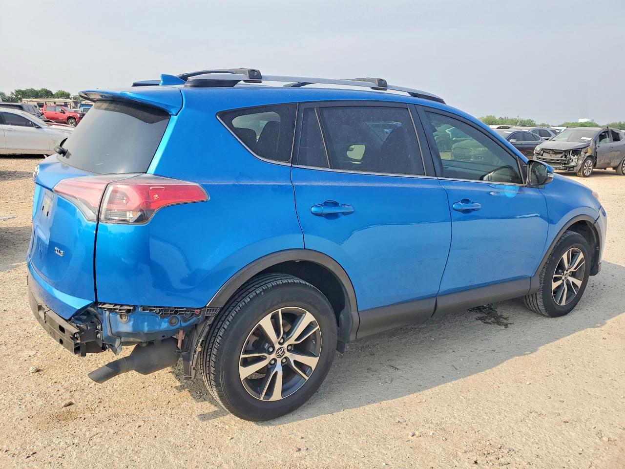2017 TOYOTA RAV4 XLE photo 5