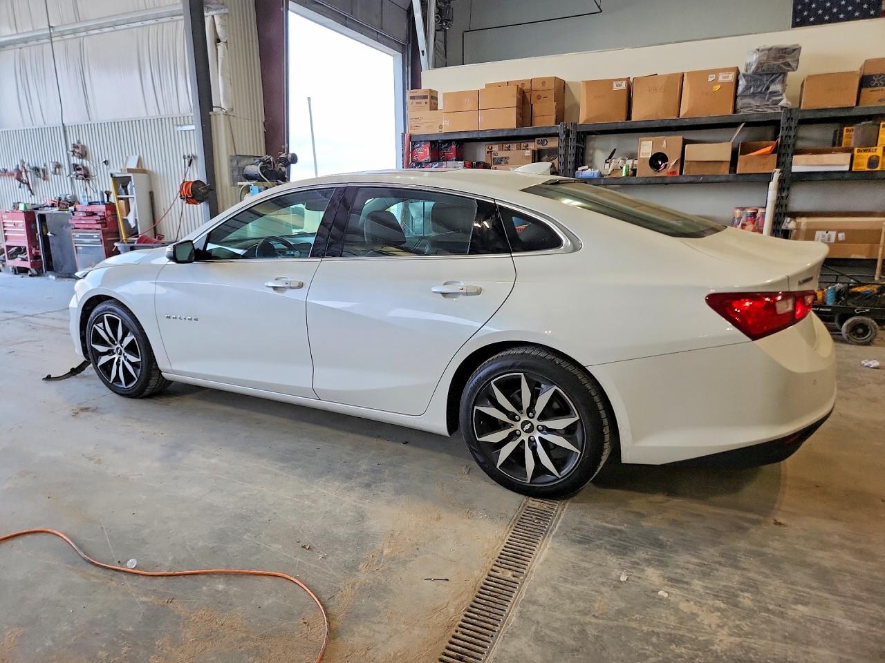 2017 CHEVROLET MALIBU LT photo 4
