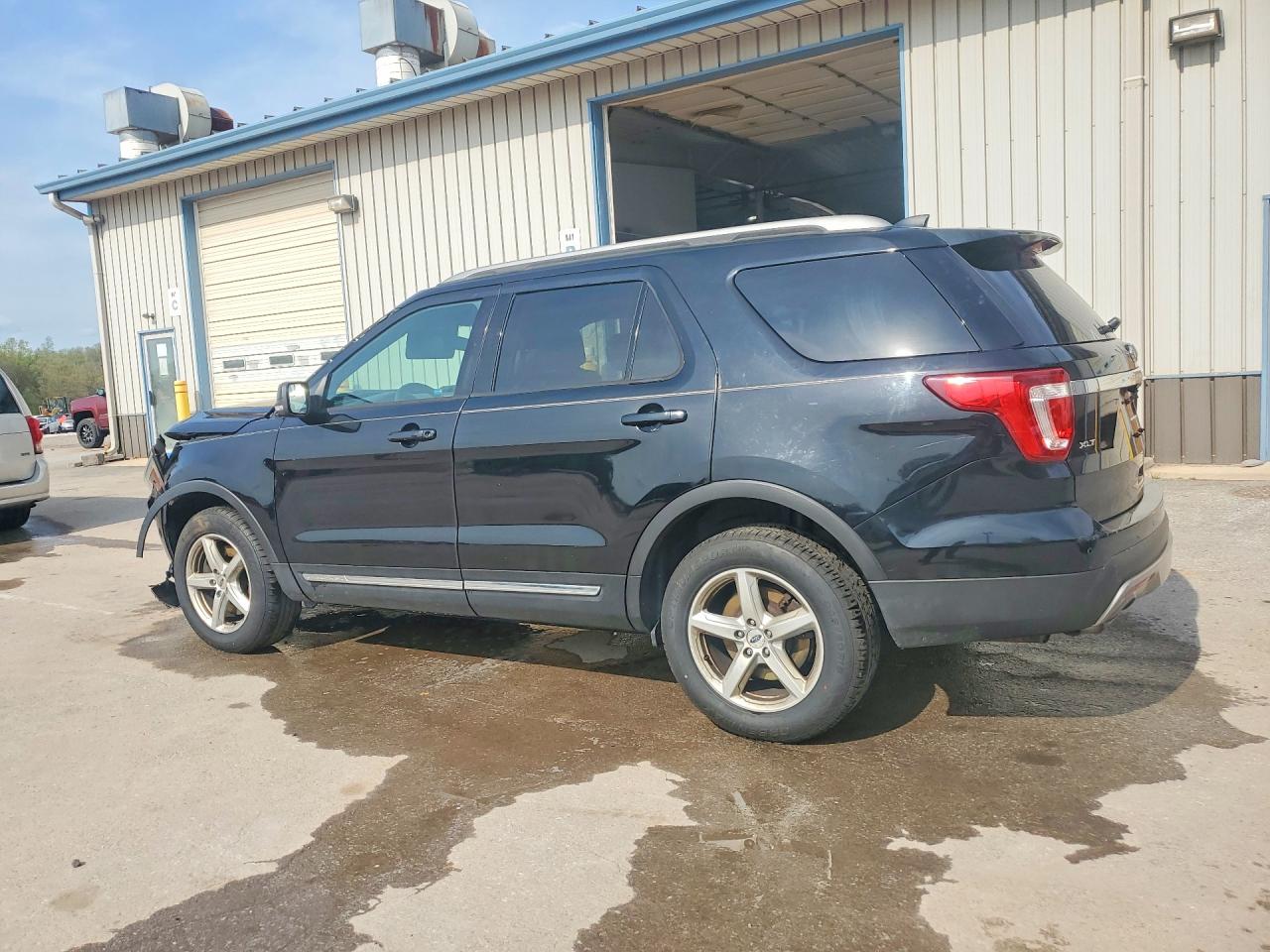2017 FORD EXPLORER XLT photo 4