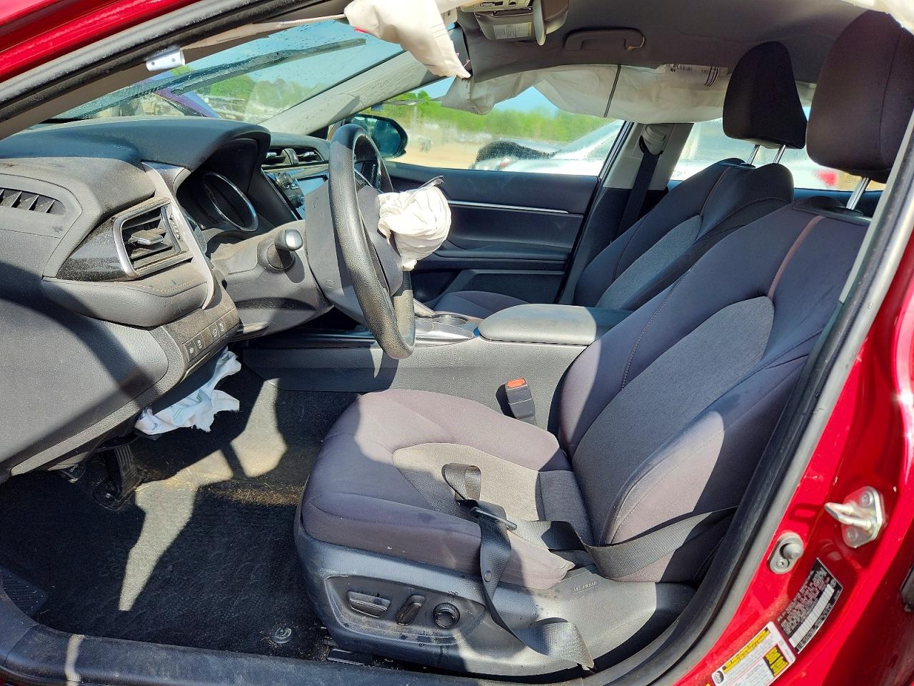 2019 TOYOTA CAMRY LE photo 19