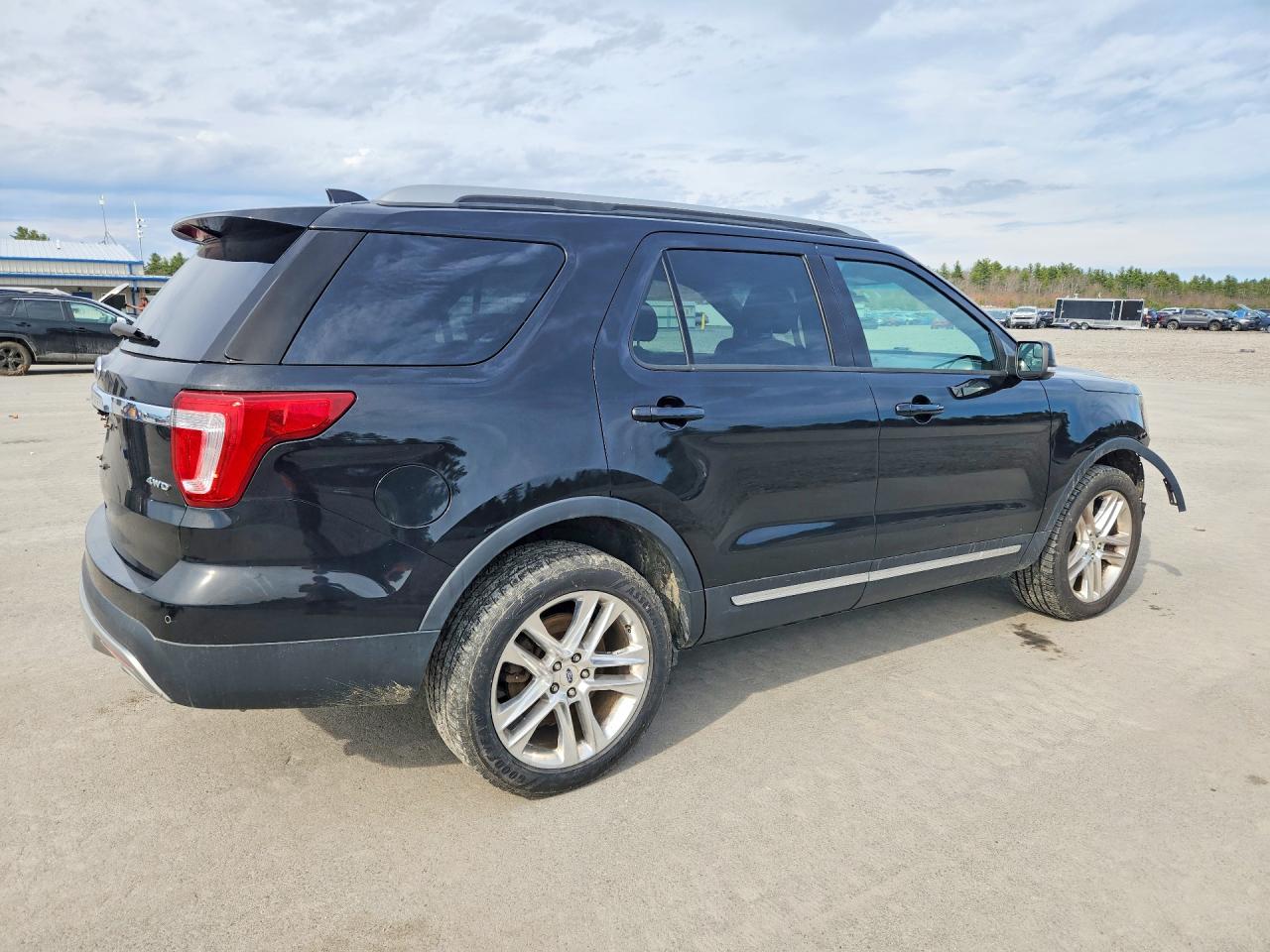 2016 FORD EXPLORER XLT photo 3