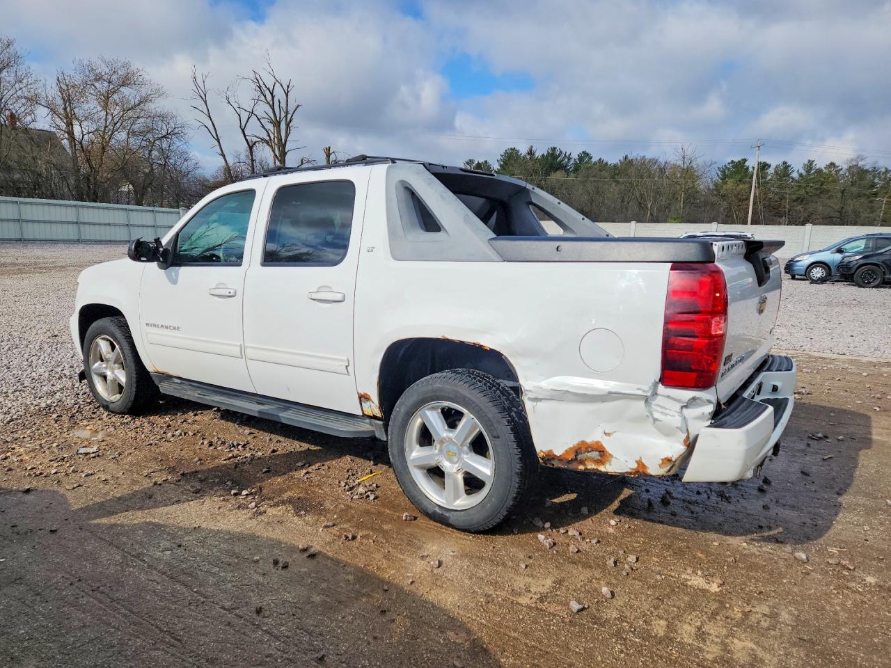 2011 CHEVROLET AVALANCHE LT photo 3