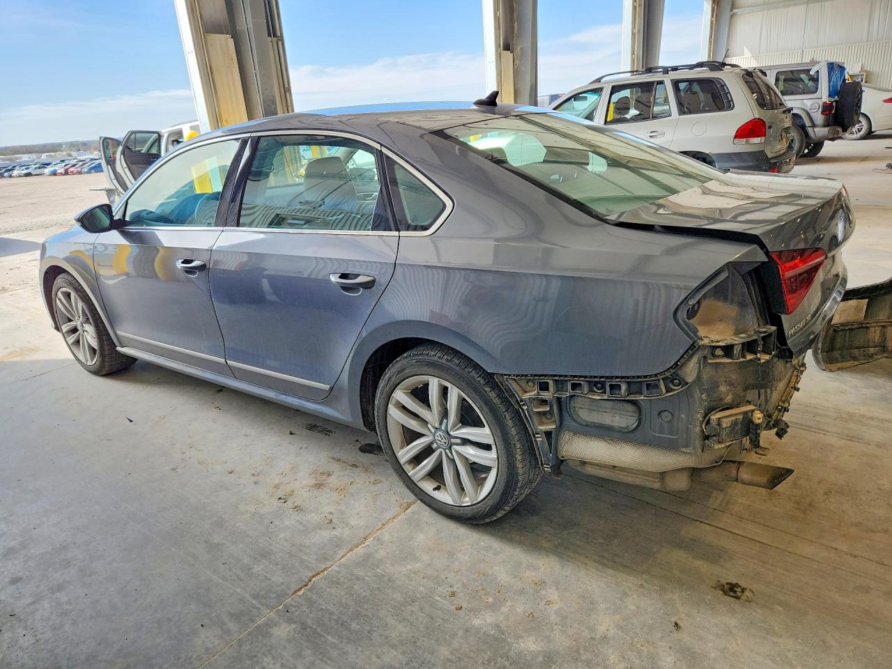 2017 VOLKSWAGEN PASSAT SE photo 4