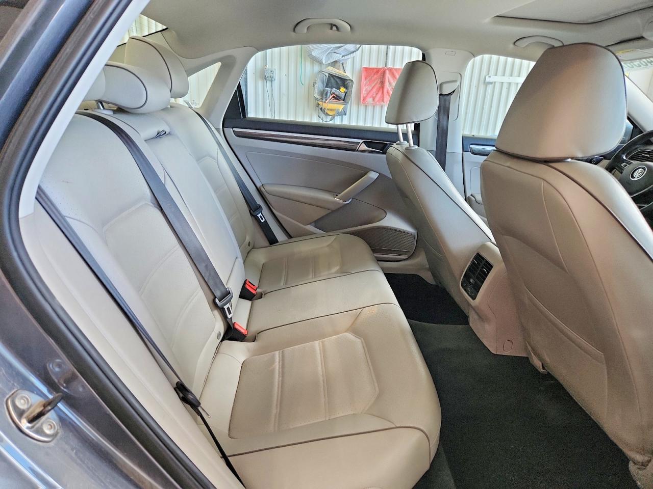 2017 VOLKSWAGEN PASSAT SE photo 28