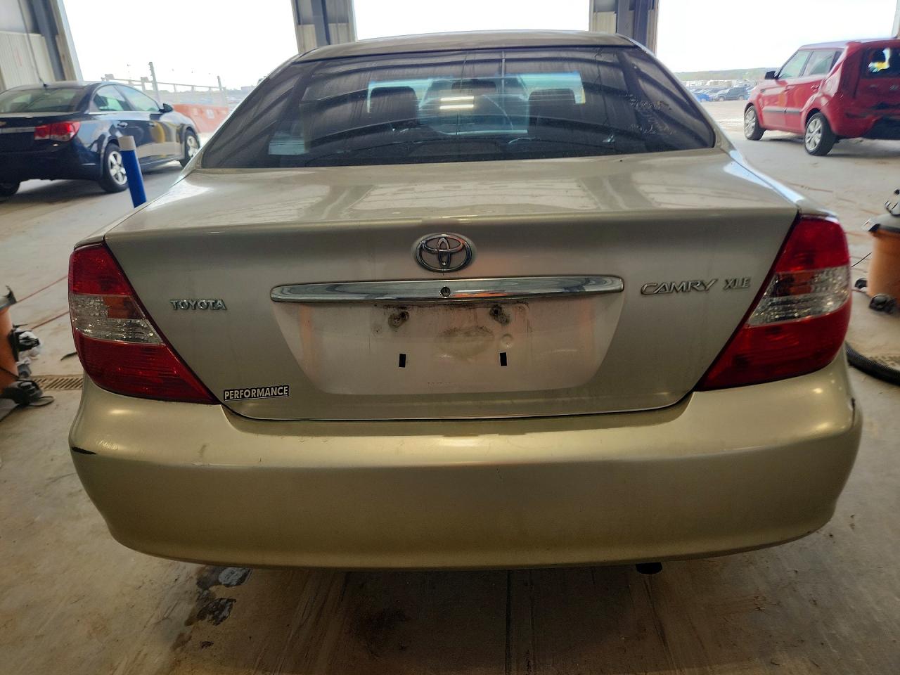 2004 TOYOTA CAMRY XLE photo 6