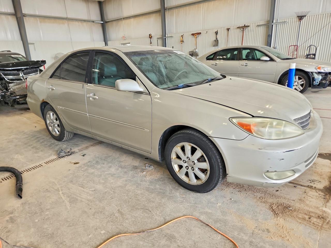 2004 TOYOTA CAMRY XLE photo 4