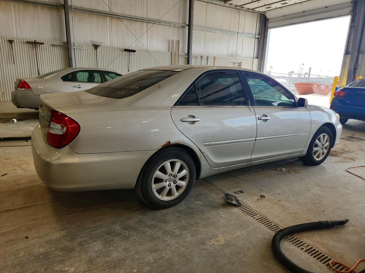 2004 TOYOTA CAMRY XLE photo 3