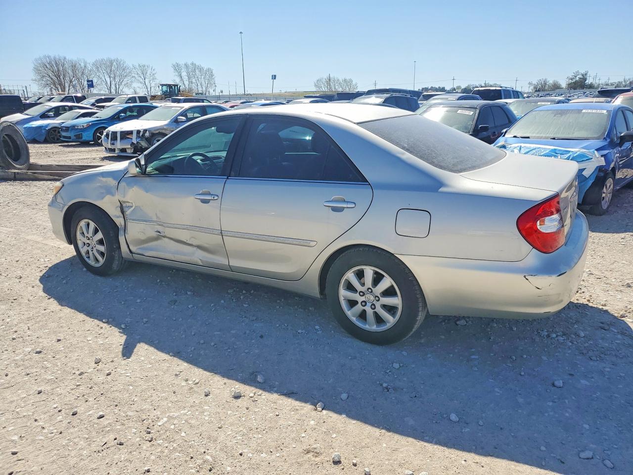 2004 TOYOTA CAMRY XLE photo 2