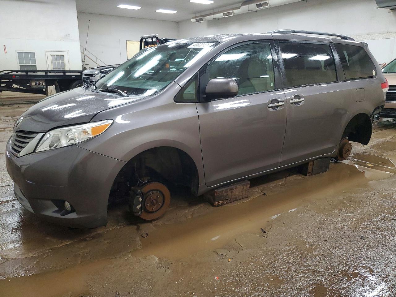 2014 TOYOTA SIENNA
