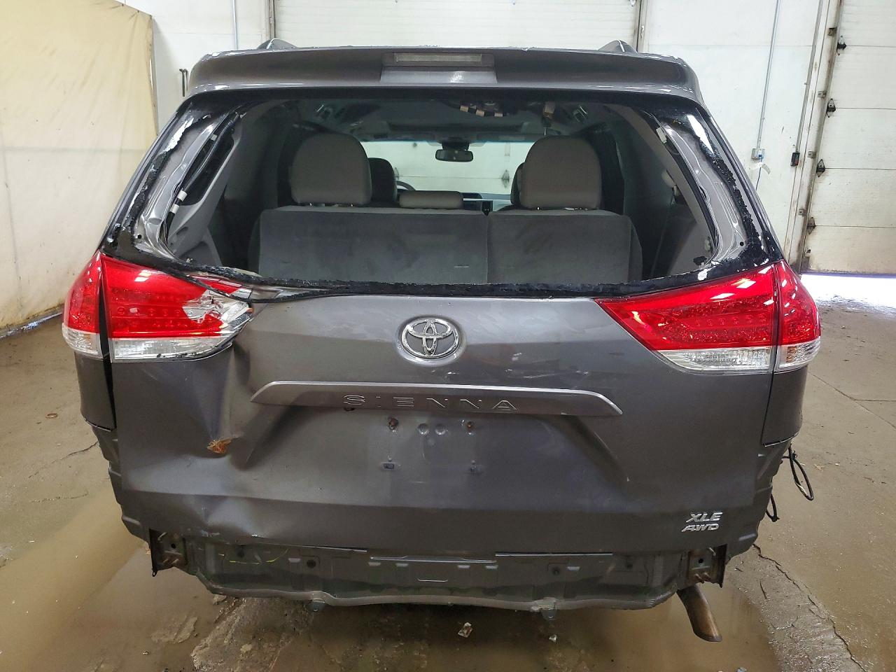 2014 TOYOTA SIENNA XLE 7-PASSENGER photo 11
