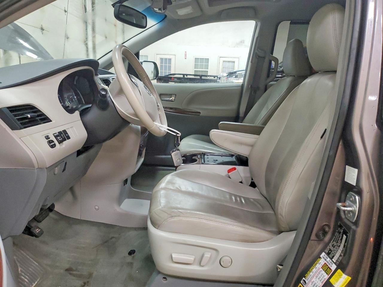 2014 TOYOTA SIENNA XLE 7-PASSENGER photo 13