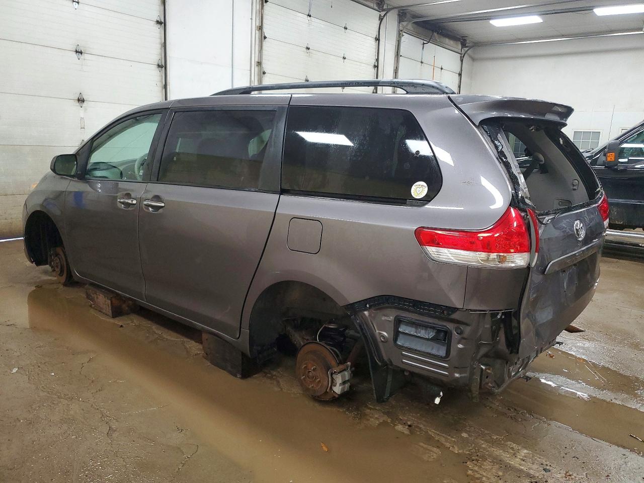 2014 TOYOTA SIENNA XLE 7-PASSENGER photo 3