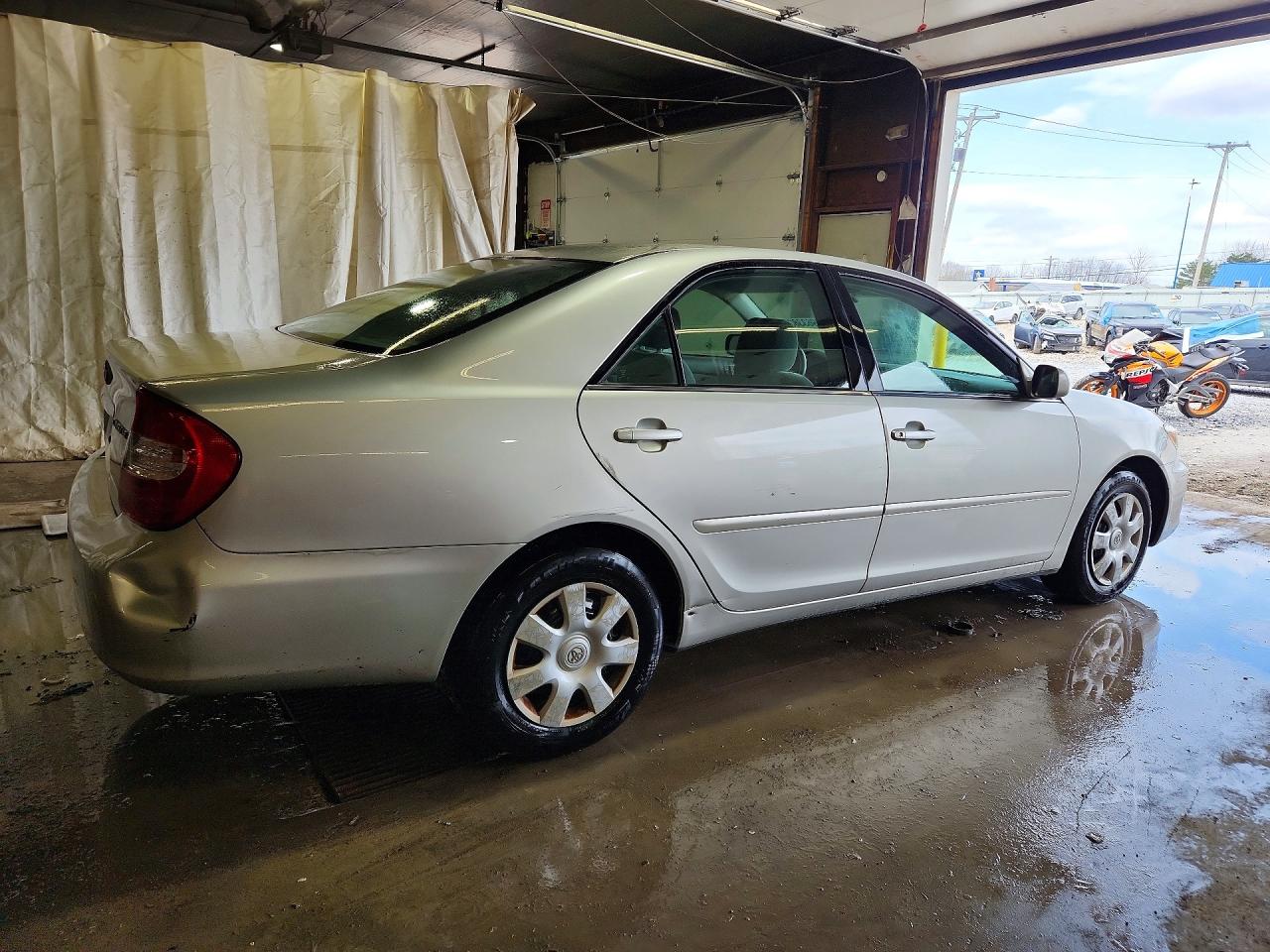 2004 TOYOTA CAMRY LE photo 3