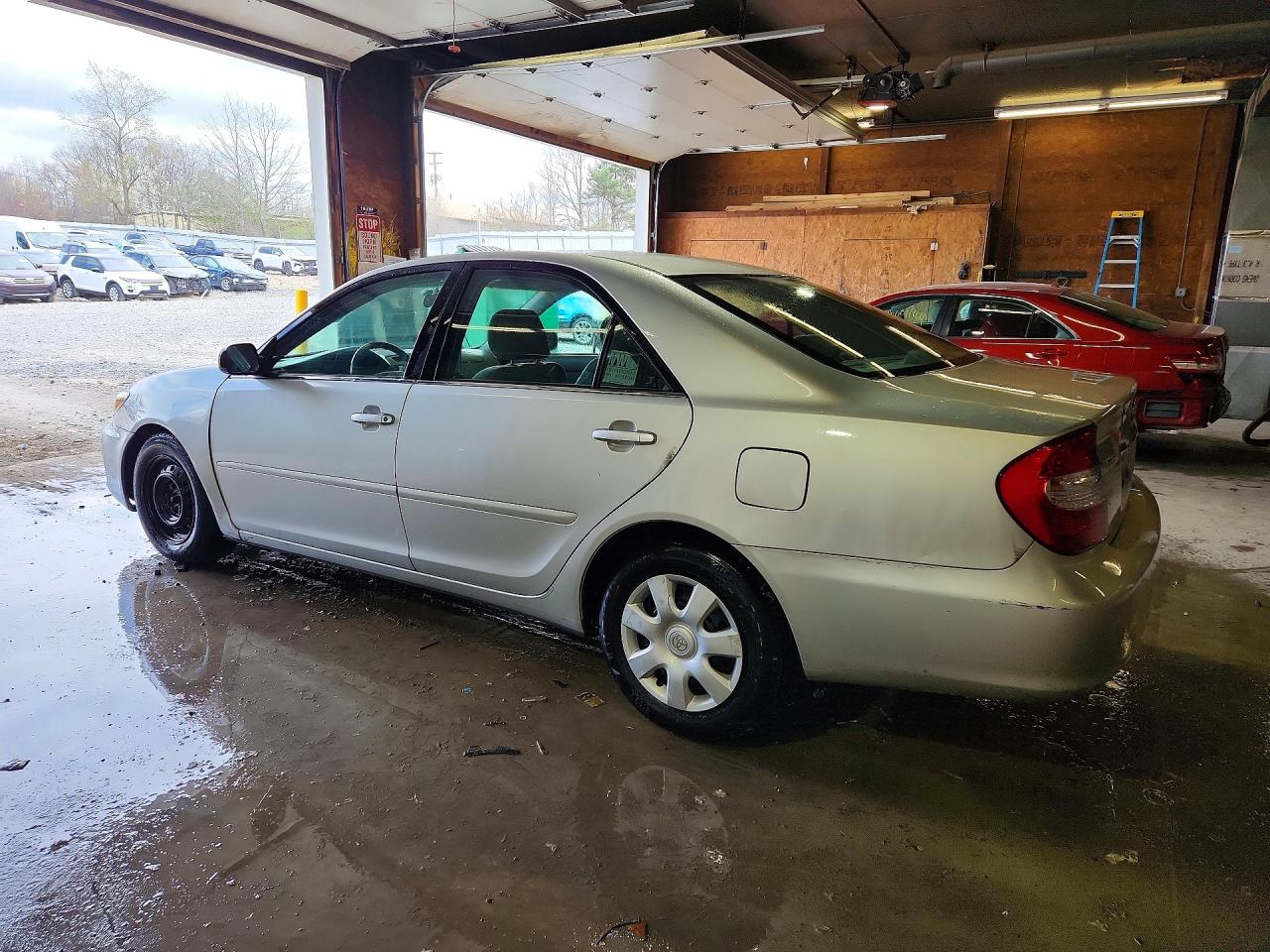 2004 TOYOTA CAMRY LE photo 2
