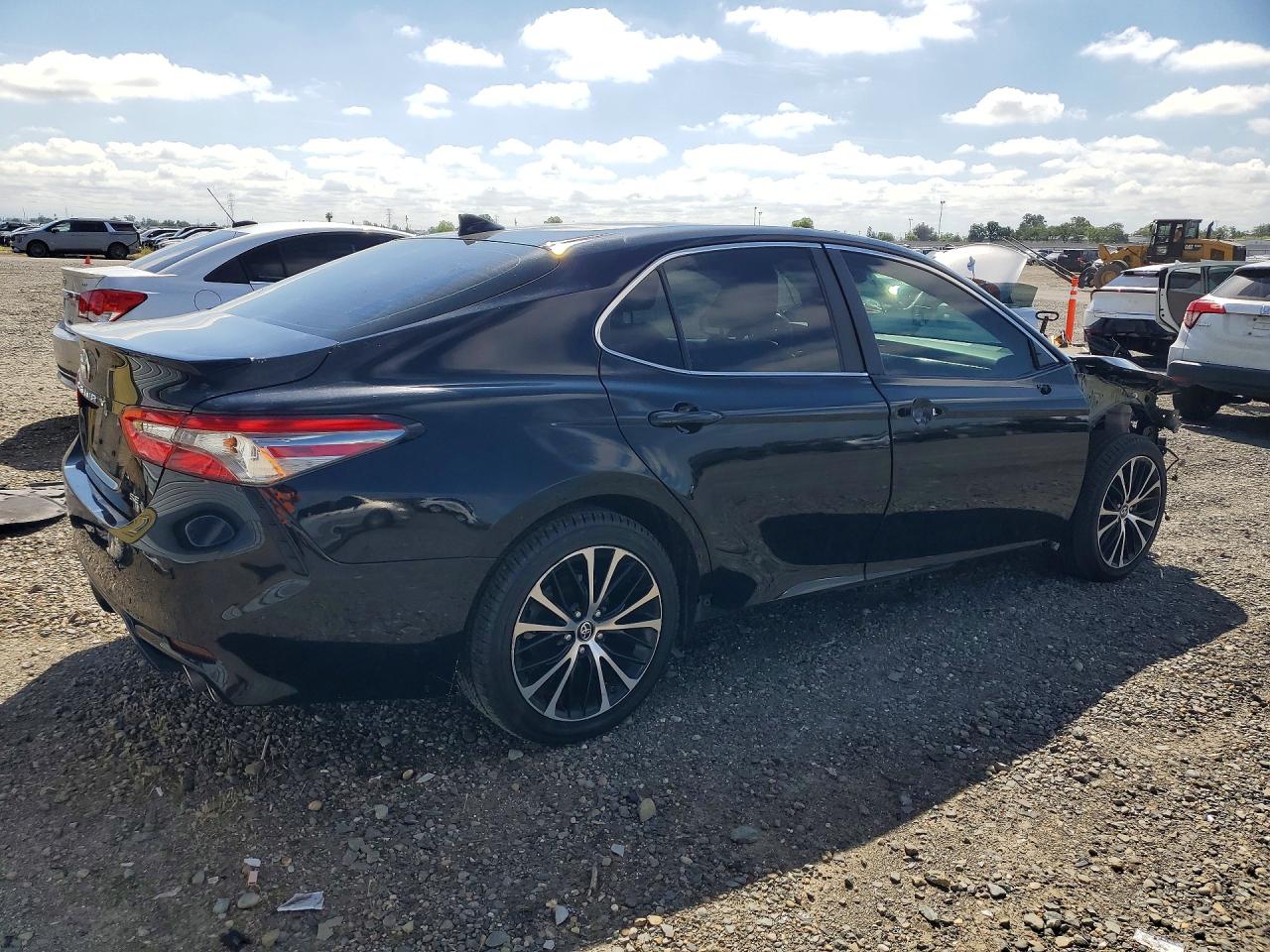 2019 TOYOTA CAMRY SE photo 5
