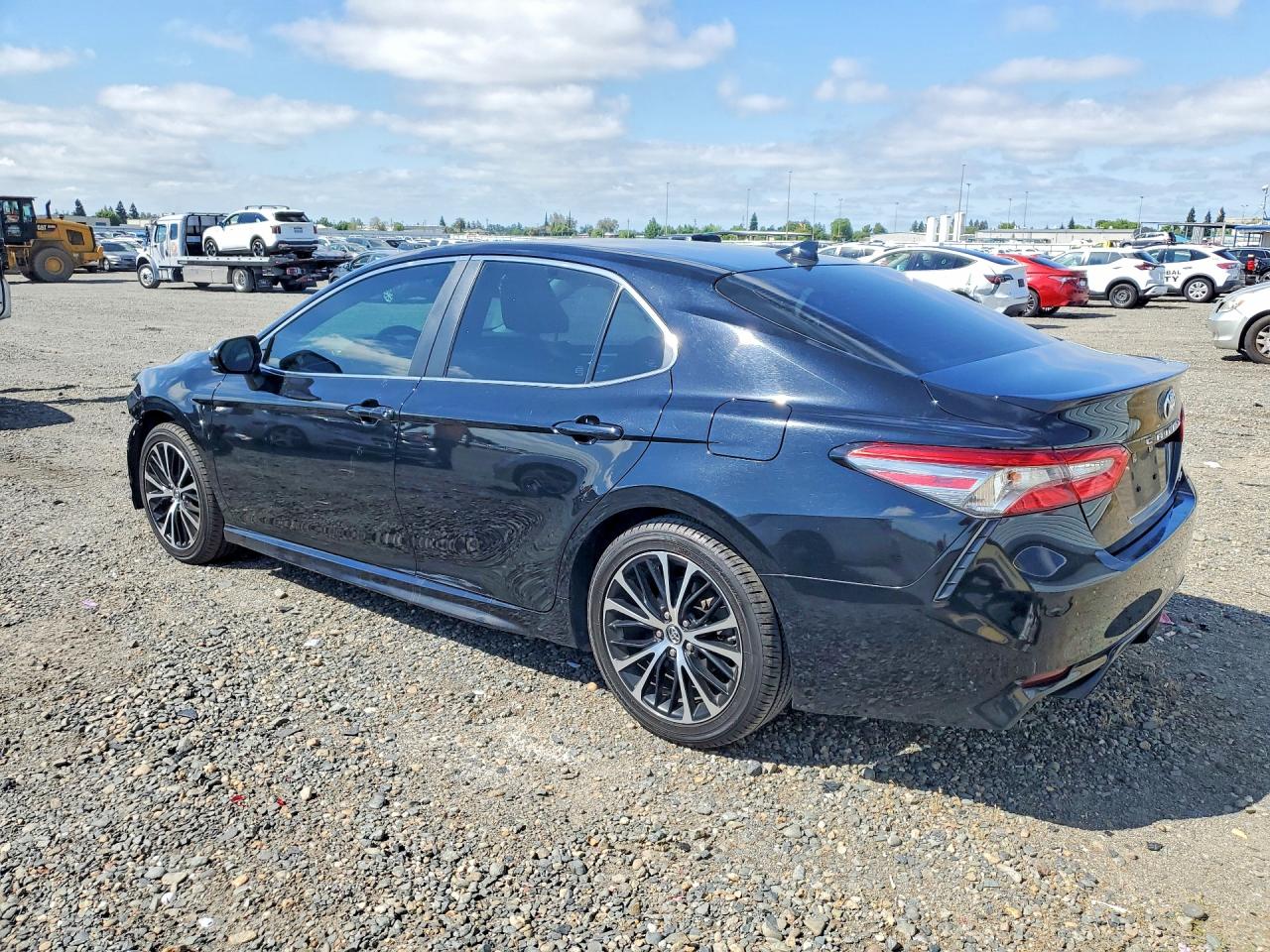 2019 TOYOTA CAMRY SE photo 3