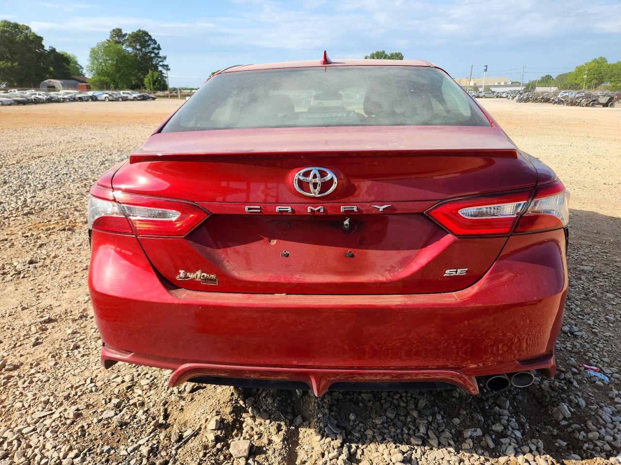 2019 TOYOTA CAMRY SE photo 11