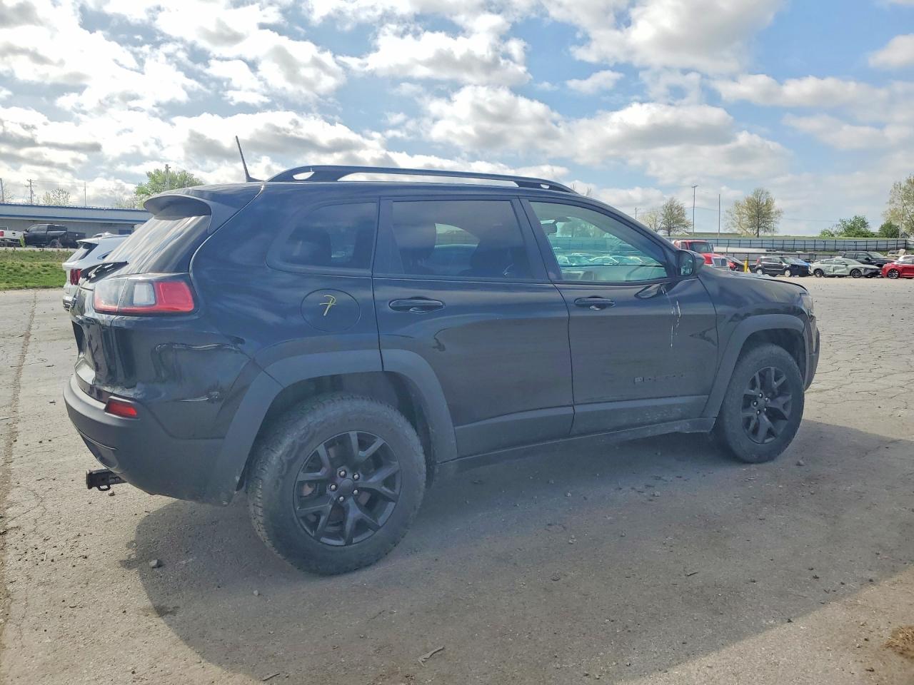 2019 JEEP CHEROKEE LATITUDE photo 3