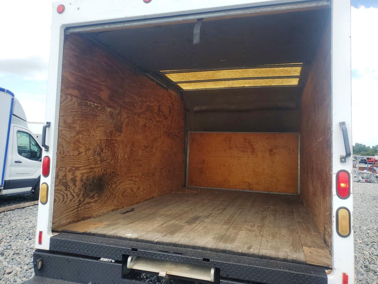 1997 FORD E350 DELIVERY TRUCK photo 19